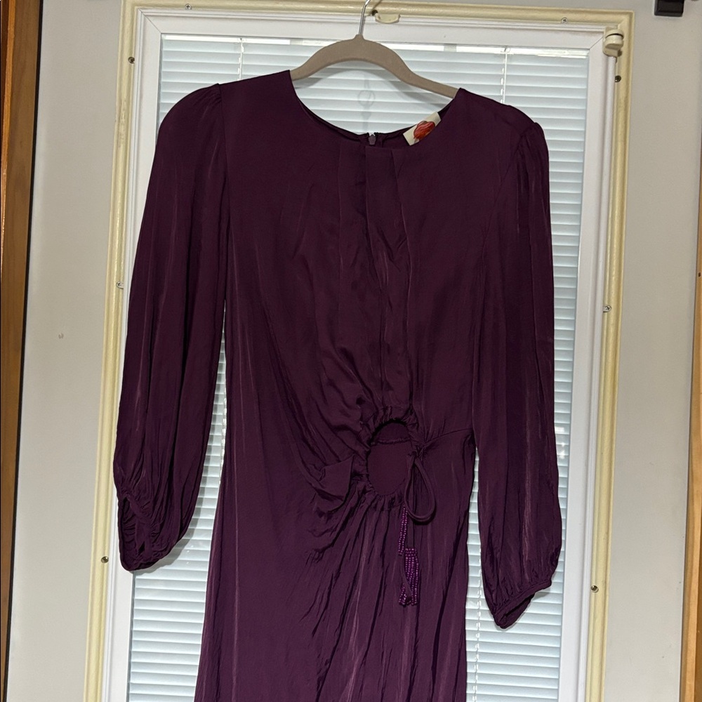 Farm Rio Piping Cutout Balloon Sleeve Dress in purple/burgundy. - Picture 4 of 10